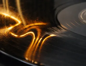 Thermal vinyl record flattening machine correcting warped LP